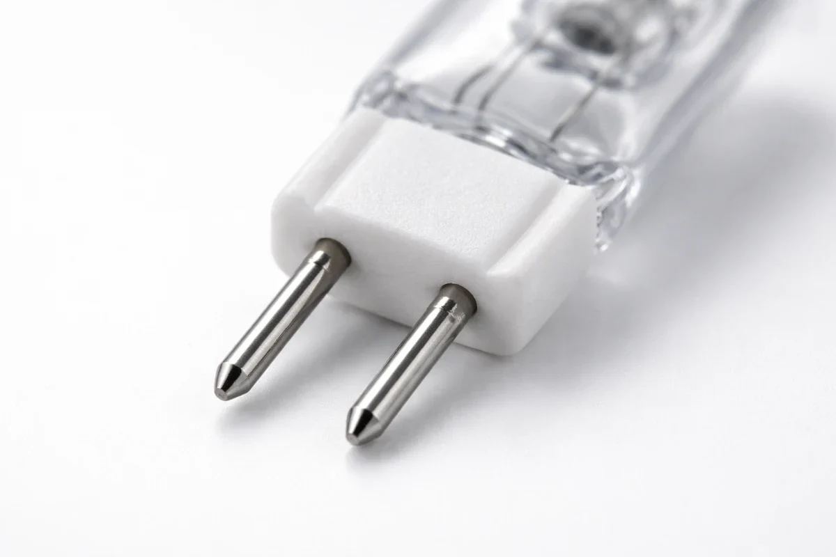 GY6.35 Sockel erkennen: 6,35 mm Pins – passend für 12-V Stiftsockel-Leuchtmittel und LED-Ersatz. Makroaufnahme eines GY6.35 LED-Stiftsockels mit zwei Pins im Abstand von 6,35 mm auf hellem Studiohintergrund.