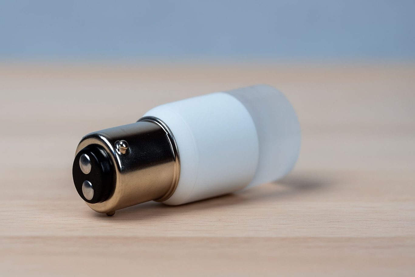 BA15d erkennen: 15-mm Bajonettsockel mit Doppelkontakt BA15d LED-Sockel mit zwei Kontakten und zwei seitlichen Bajonettpins