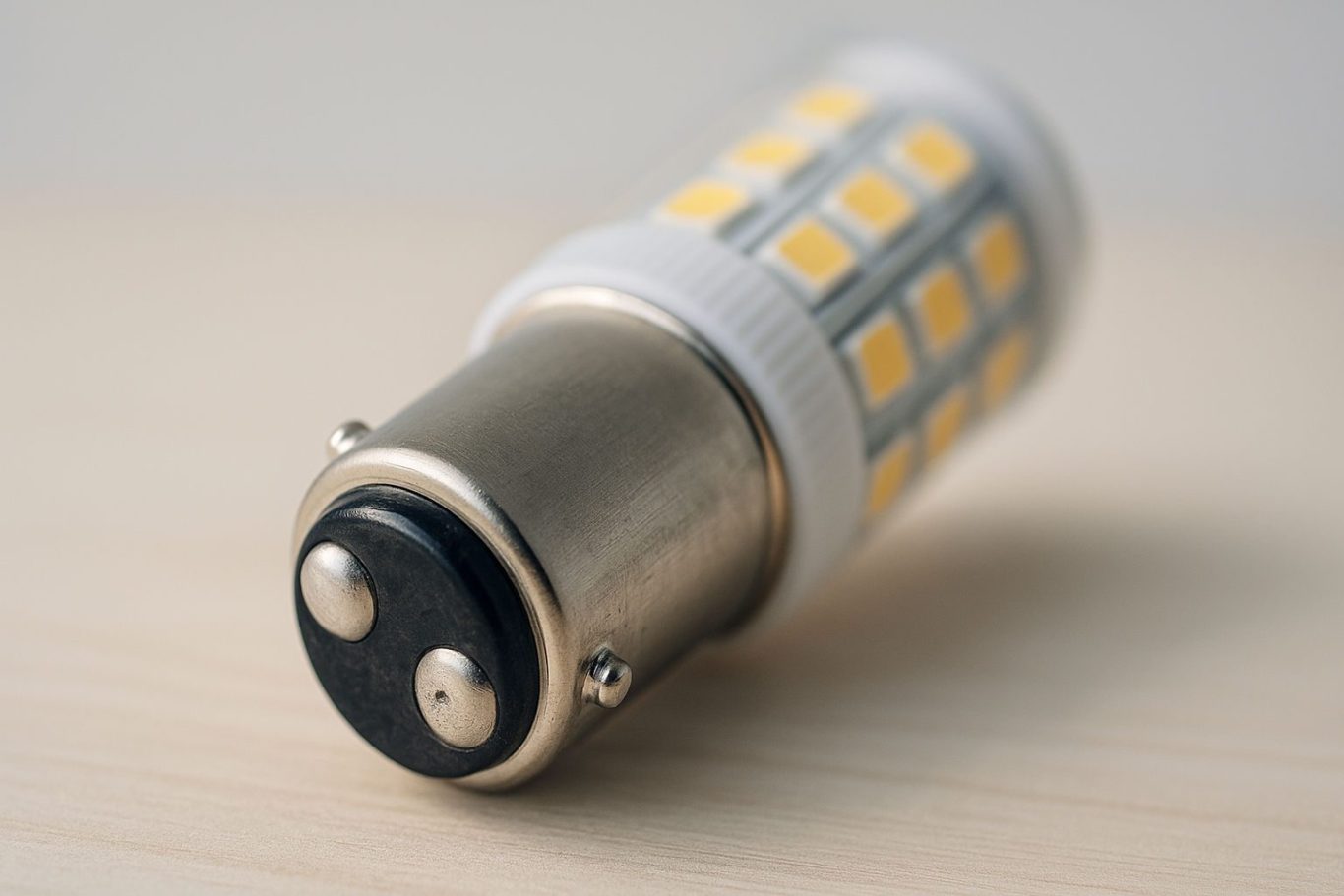 Was bedeutet BA15d – verständlich erklärt im DELiver-light Ratgeber LED-Lampe mit BA15d-Sockel – zeigt asymmetrische Stifte und zwei Kontaktpunkte