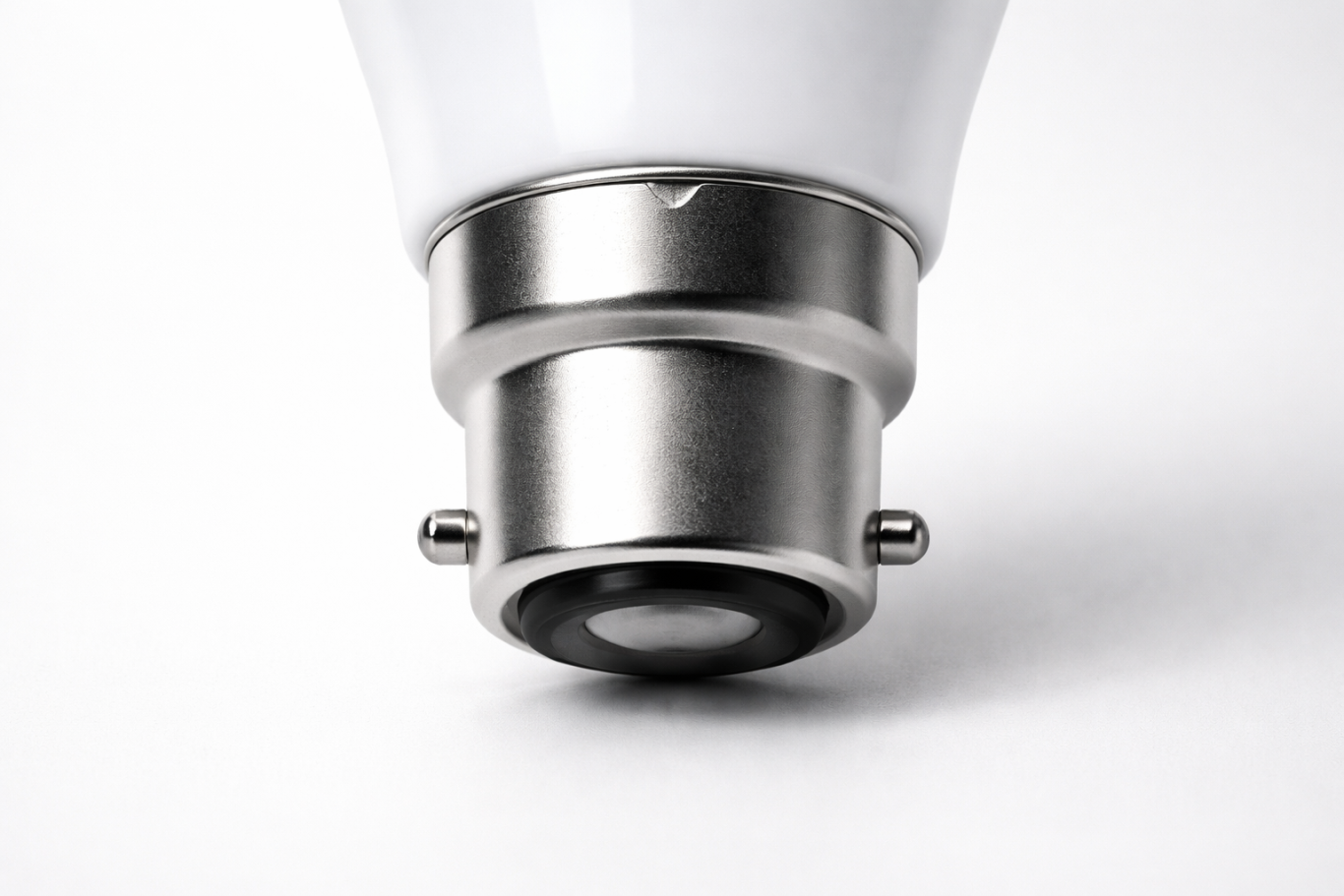 B22 Sockel erklärt: Bayonettsockel mit 22 mm und Dreh-Verriegelung. B22 Bayonettsockel mit zwei seitlichen Raststiften auf neutralem Hintergrund.